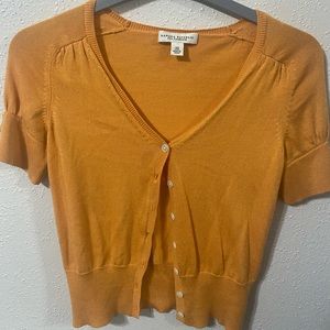 Banana Republic short sleeve cardigan 
Color: orange
Size:Xs